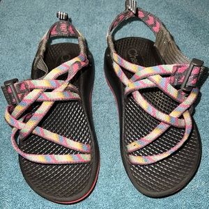 Girl’s Chaco Sandals
Fit size 11/12/1